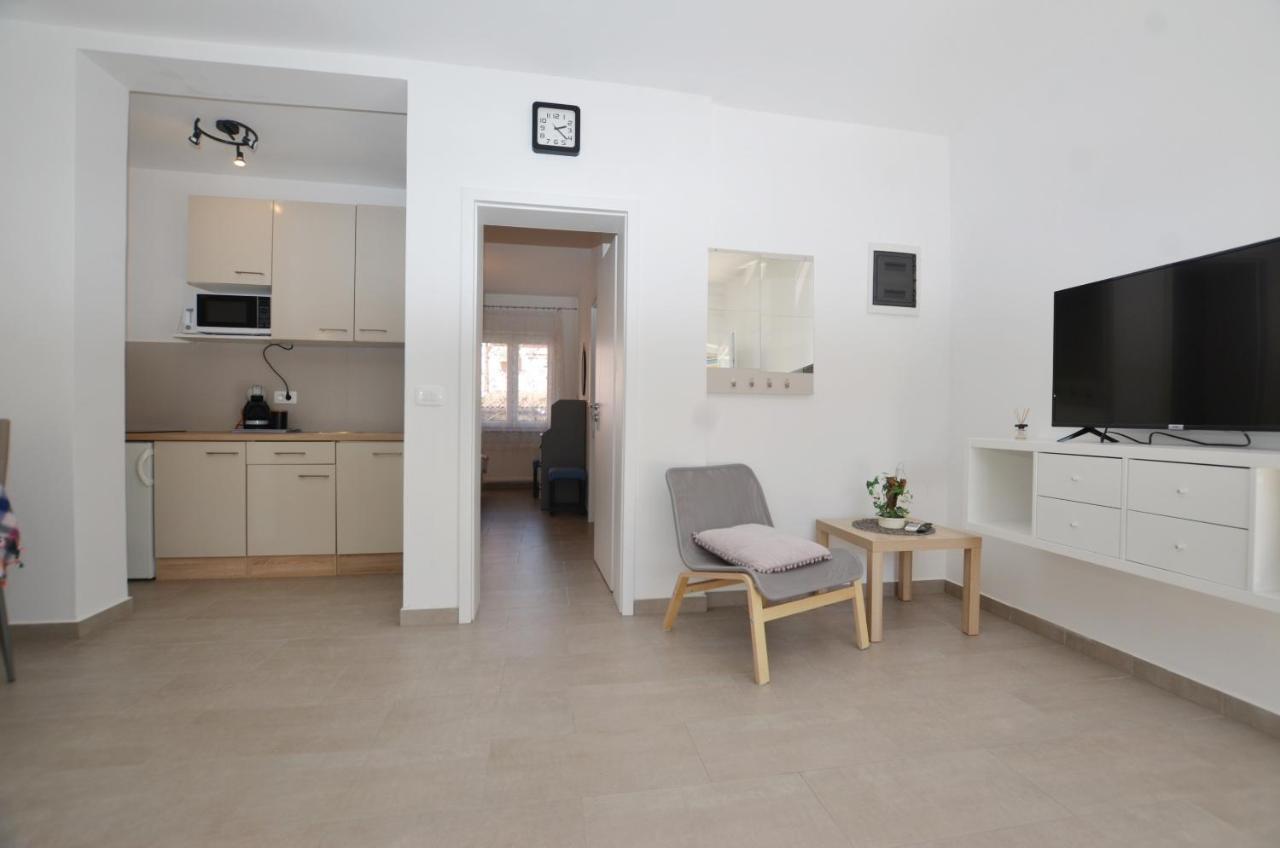 M&N Apartment Ровин Екстериор снимка
