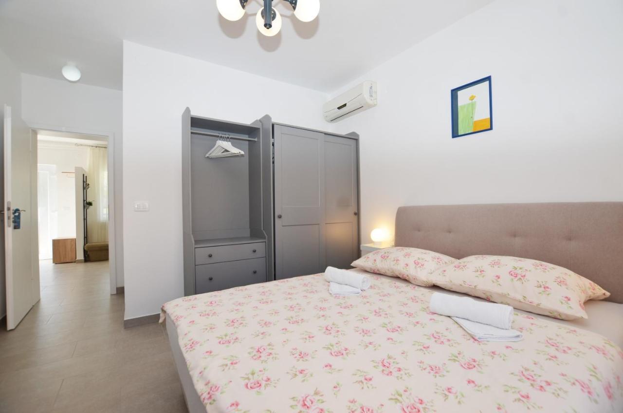 M&N Apartment Ровин Екстериор снимка