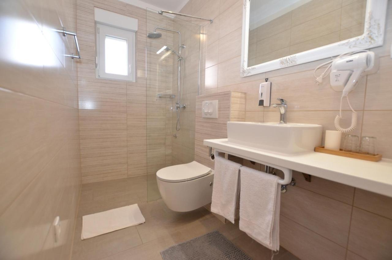 M&N Apartment Ровин Екстериор снимка